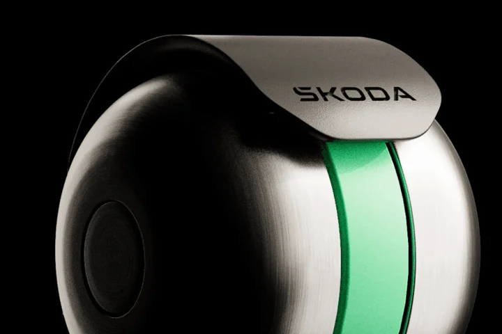 Škoda's DuoBell is designed to avoid collisions between cyclists and pedestrians preoccupied