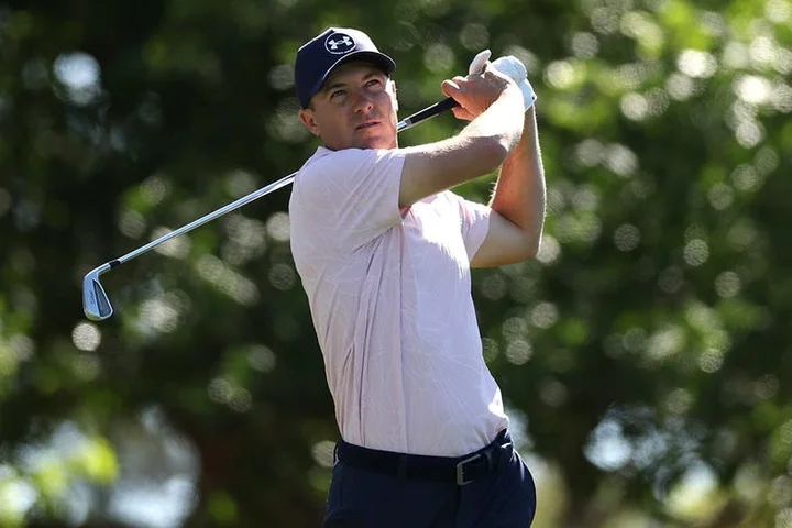 Jordan Spieth's errant tee shot hits Masters patron, golf star apologizes with signed glove