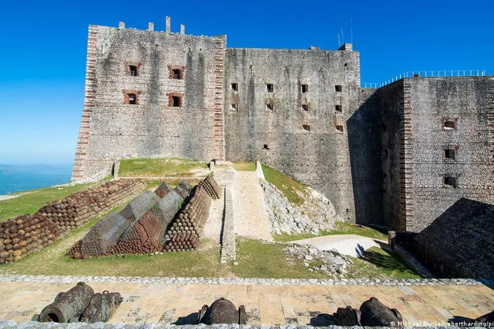 More than 30 killed in stampede at historical fort