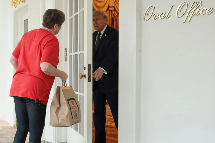 Trump gets McDonalds DoorDashed to White House and then takes Iran war questions with delivery person