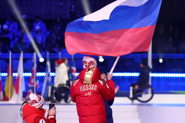 Flag, anthem restrictions dropped for Russian, Belarusian swimmers