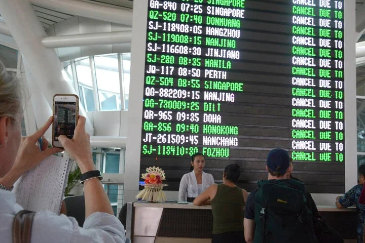 What you should do to avoid flight chaos this summer