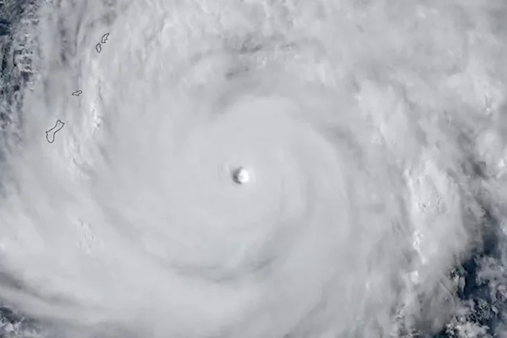 Super Typhoon Sinlaku bears down on Northern Mariana Islands, Guam