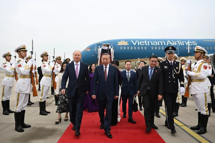 Vietnam’s new leader meets China’s Xi on his first overseas trip
