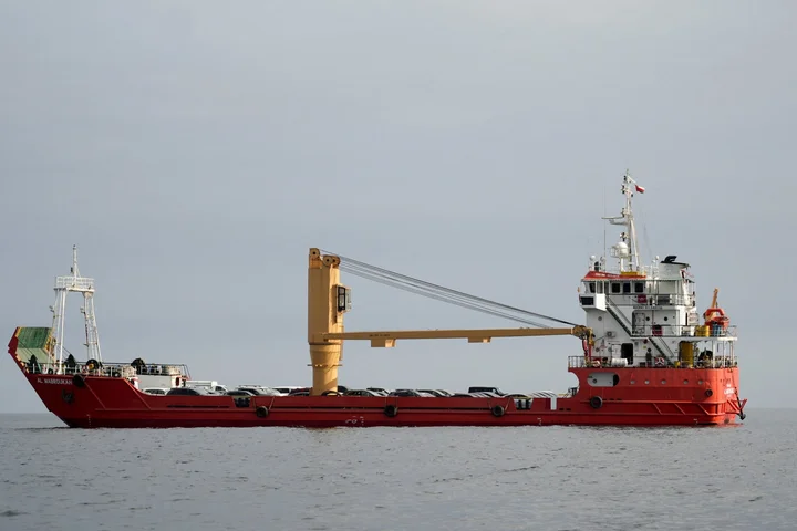 Shipping firms seek clarifications before crossing Hormuz