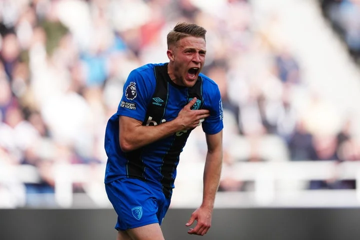 Bournemouth win at Newcastle to increase pressure on former boss Eddie Howe