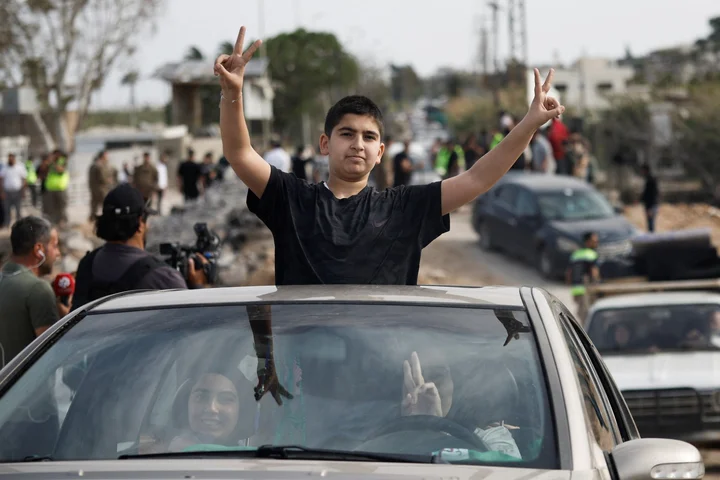 Displaced Lebanese return as Israeli shelling violates ceasefire in south