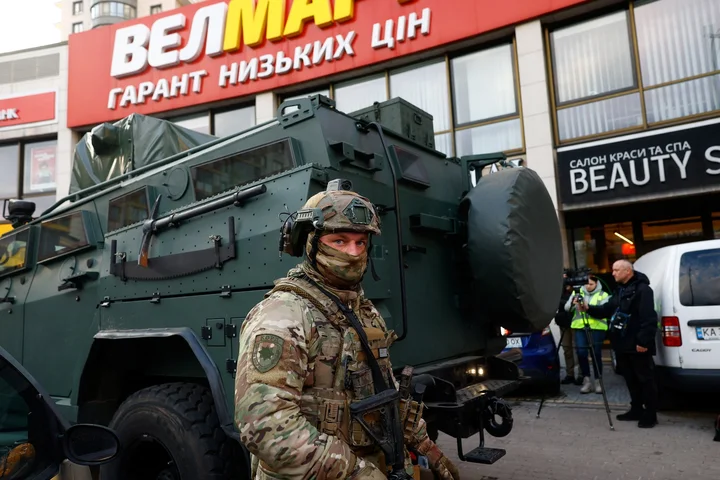 Ukraine police shoot dead gunman who killed six in Kyiv, took hostages