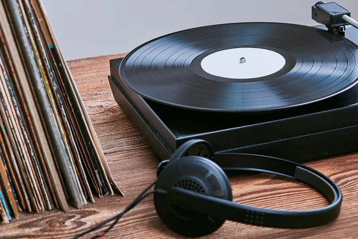 Where to Shop for Vinyl Records Online (2026): Discogs, Bandcamp, Ebay