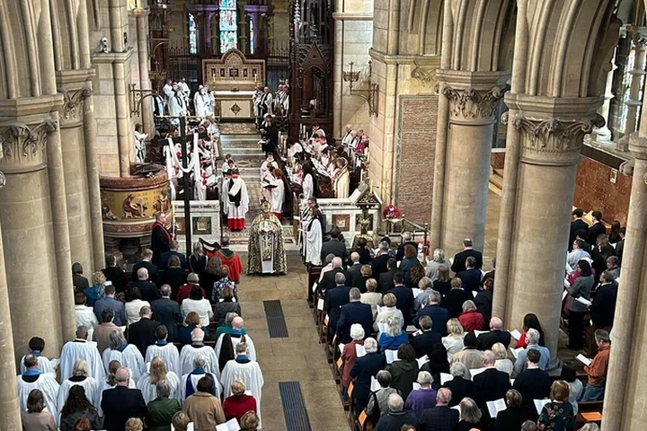 Serving Anglican bishop retires after Cork service