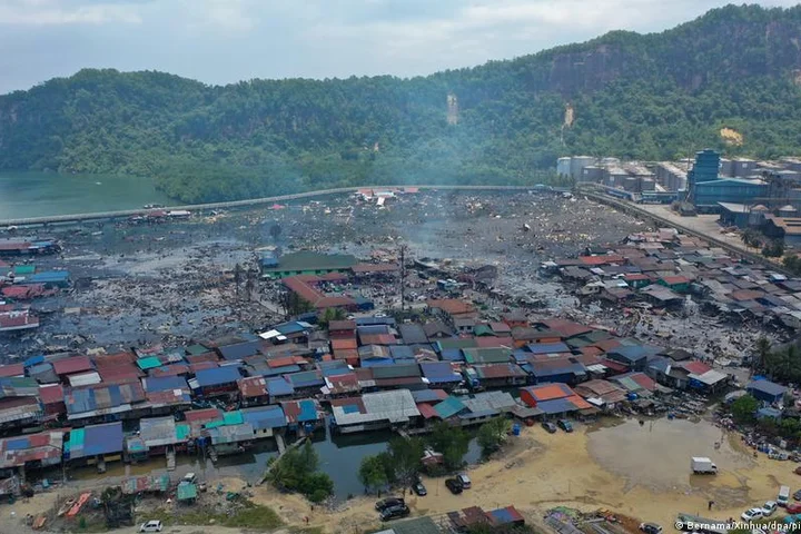 Fire in impoverished village destroys 1,000 homes