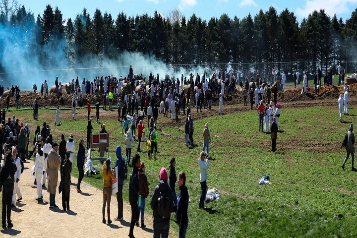 1,000 animal-rights activists try to storm Wisconsin beagle breeding facility