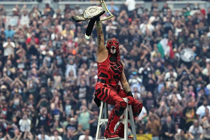 Penta hangs on to Intercontinental Championship in exhilarating ladder match at WrestleMania 42