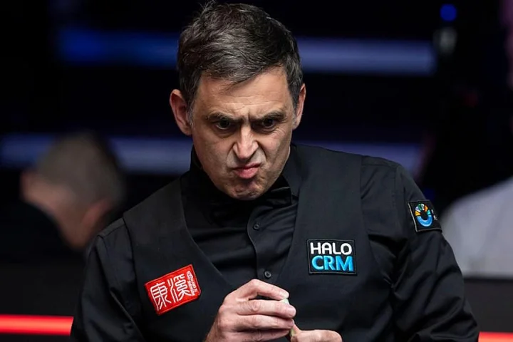 Ronnie O’Sullivan punishes nervy debutant as he begins record-extending Crucible campaign