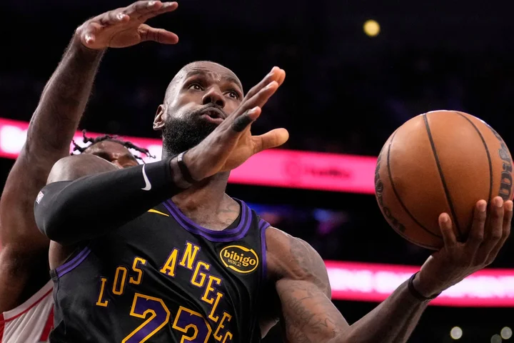 LeBron James nets 28, Lakers grab 2-0 lead on Rockets in NBA Playoff series