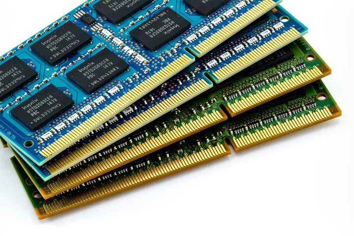 YouTuber has DIMM idea, builds working DRAM in backyard