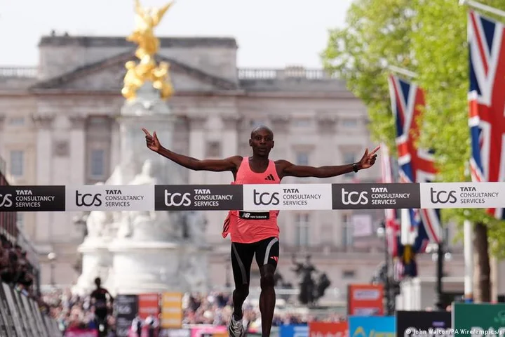 Sawe smashes 2-hour mark setting record at London Marathon