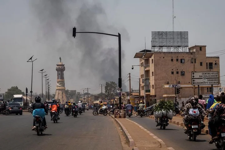 France urges citizens to leave amid Tuareg advance