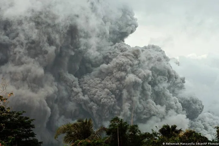 Philippines' Mayon volcano spews ash — Pictures