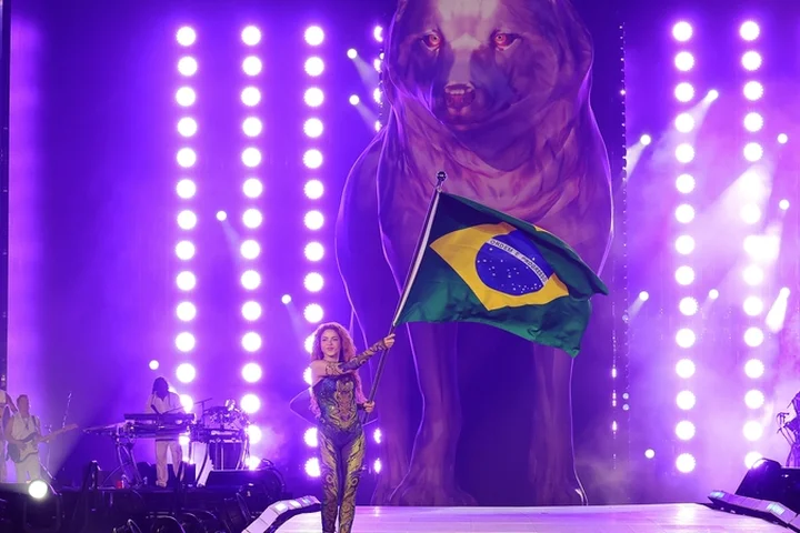 Latin pop star Shakira kicked off her free mega-concert on Rio de