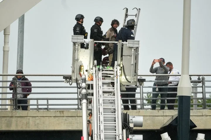 Protester comes down from atop Washington bridge ending five day stand against AI and Iranian war