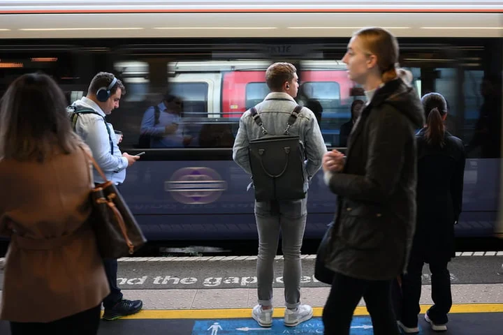 'Faulty train' sparks Elizabeth line and Heathrow Express chaos amid Waterloo delays