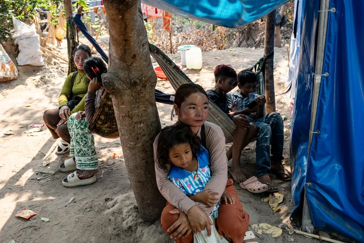 Cambodians struggle with displaced lives amid tense ceasefire with Thailand