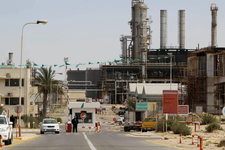 Libya’s largest oil refinery halts operations during fighting