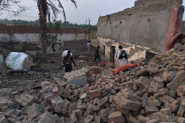 Pakistan suicide attack kills 14 police officers as militant group claims responsibility
