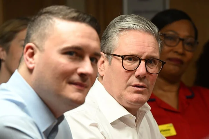 Keir Starmer to meet leadership rival Wes Streeting as leadership rift deepens