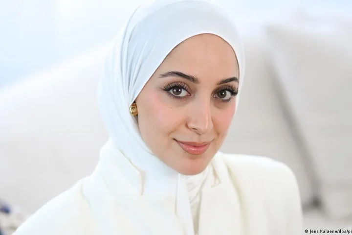 Wearing German beauty contestant takes on the AfD
