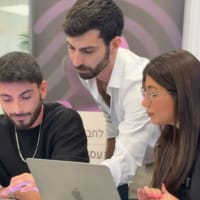 תלמידים לומדים AI