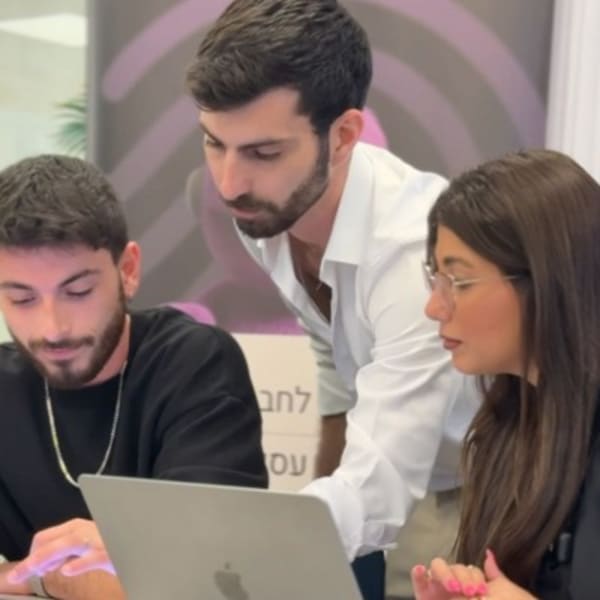מרצה מלווה תלמידים מול המסך