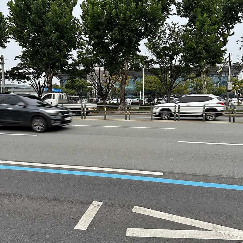 機場對面等公車
