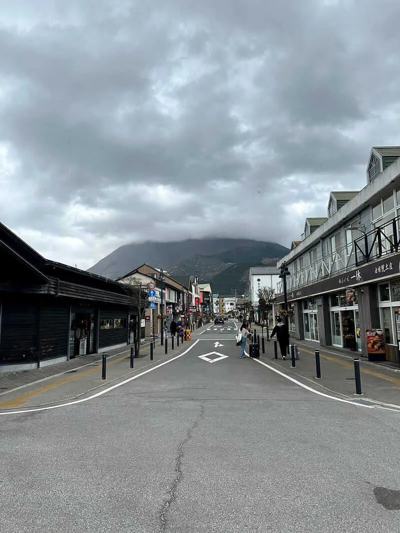 陰雨綿綿，前方被雲擋住的就是由布岳