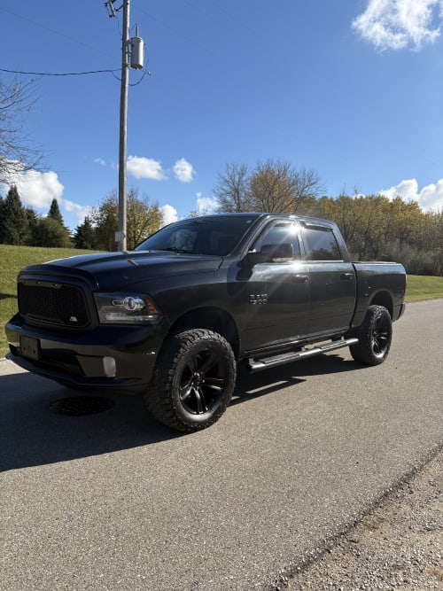 2017 Ram 1500 Night 4WD Crew Cab 5.7 8cyl. Gasoline