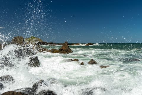 Poesía de olas y piedras