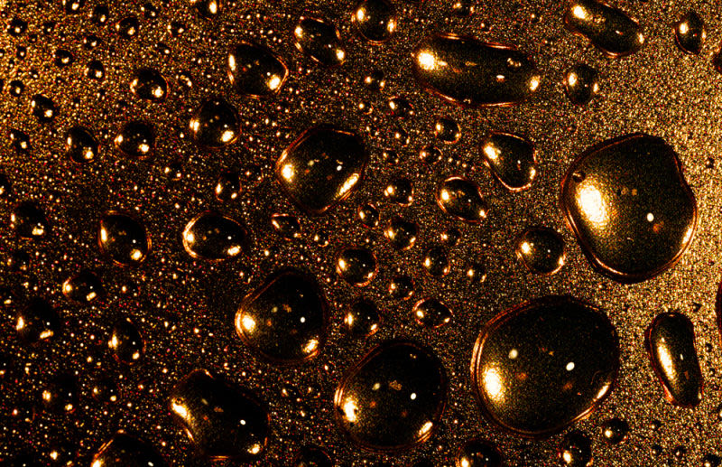 Illuminated droplets transform into a universe of golden reflections, where light, texture, and abstraction meet in perfect harmony. A sophisticated work that reveals the hidden beauty of details and lends elegance to contemporary spaces.