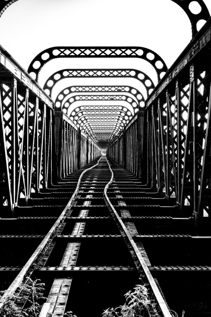El antiguo puente, símbolo de integración y unidad, nos invita a soñar con un futuro de cooperación y fraternidad entre los pueblos. Una imagen que despierta sentimientos de esperanza y admiración por la belleza del mundo y la fuerza de los lazos humanos.