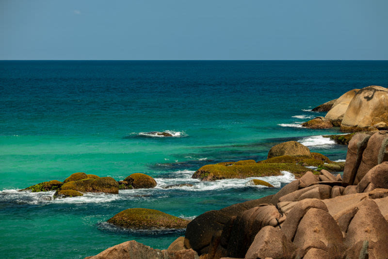 A natureza molda sua obra com paciência. Cada pedra, cada onda e cada nuance do oceano contam uma história de tempo, transformação e contemplação