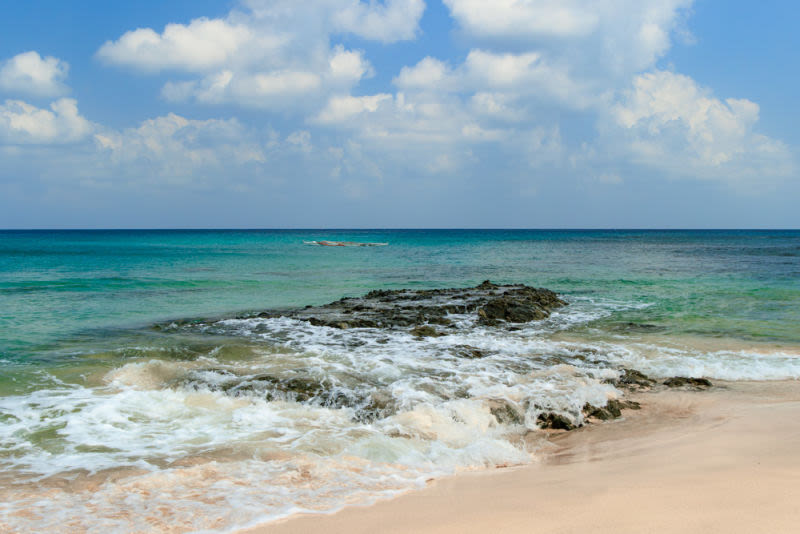 Entre o azul sem fim e as rochas moldadas pelo tempo, o mar revela sua essência: força, beleza e tranquilidade em perfeita harmonia.