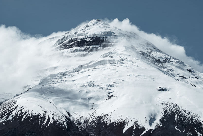 O pico nevado de um vulcão andino revela a imponência da natureza em sua forma mais pura. Entre neve, gelo e rocha vulcânica, a obra destaca contrastes marcantes e uma atmosfera de serenidade, força e beleza atemporal.