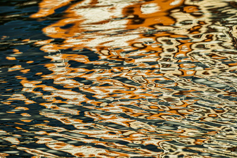 Reflexos transformam a superfície da água em um desenho abstrato, onde luz, cor e movimento se entrelaçam em uma composição única. Uma obra que convida o olhar a descobrir novas formas e interpretações a cada contemplação.