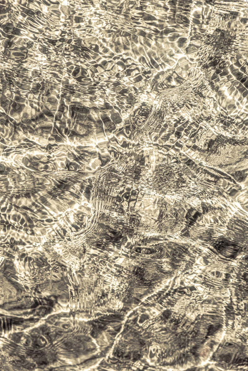 A dança da luz sobre a água cria um mosaico de reflexos, formas e texturas em constante transformação. Uma obra abstrata que transmite serenidade, movimento e a elegância efêmera da natureza esculpida pela luz.