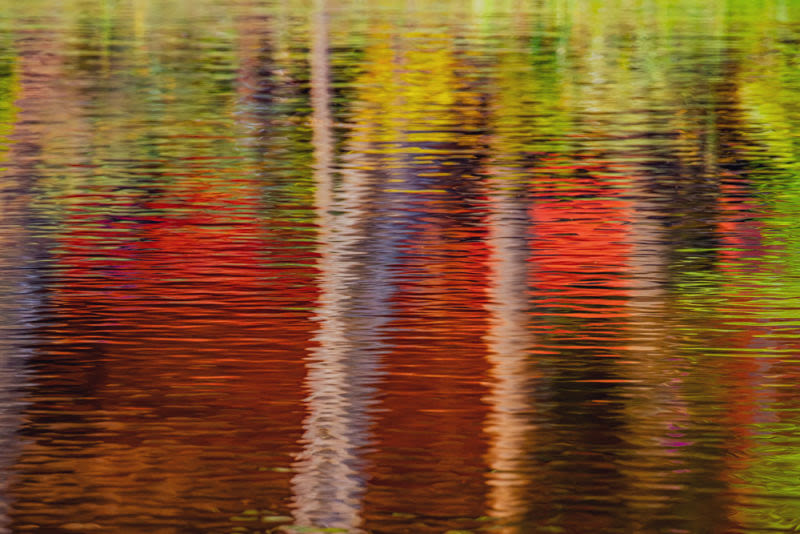 As cores da paisagem se dissolvem sobre a superfície da água, criando uma composição abstrata de formas e luz. Uma obra que transforma reflexos efêmeros em arte, levando movimento, elegância e contemplação para qualquer ambiente.