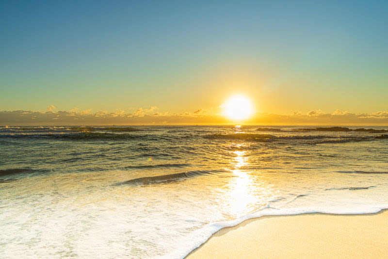 Os primeiros raios do sol pintam o horizonte e transformam o mar em um espetáculo de luz e serenidade. Uma obra que eterniza a esperança de um novo dia, levando para seu ambiente a beleza atemporal do nascer do sol e a paz que só a natureza é capaz de inspirar.