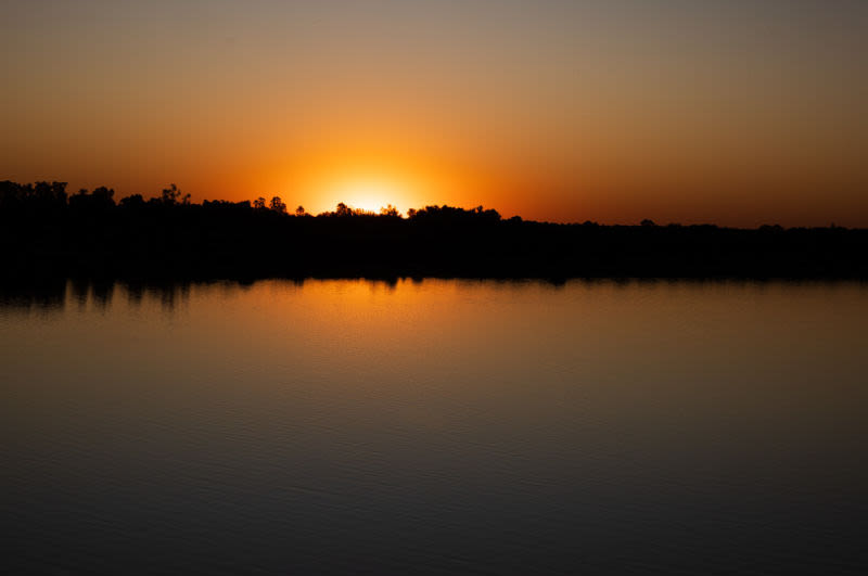 El final de cada día no es una despedida, sino la promesa de un nuevo amanecer. La naturaleza nos enseña que cada despedida también conlleva esperanza.