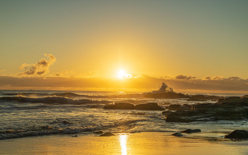 Cuando el sol se pone en el horizonte, el mar se baña en oro, revelando un espectáculo fugaz. Esta obra inmortaliza la intensidad de ese instante, plasmando en su entorno la belleza, la tranquilidad y la fuerza inspiradora de un amanecer junto al mar.
