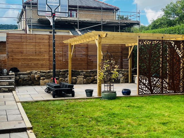 Finish garden with patio, lawn and fence