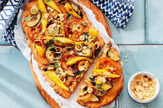 Goldbraune vegetarische spanische Empanadas, gefüllt mit Paprika, Zucchini und Tomatenscheiben